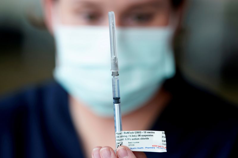 &copy; Reuters. FILE PHOTO: The Pfizer COVID-19 vaccine is prepared by a healthcare worker in Melbourne