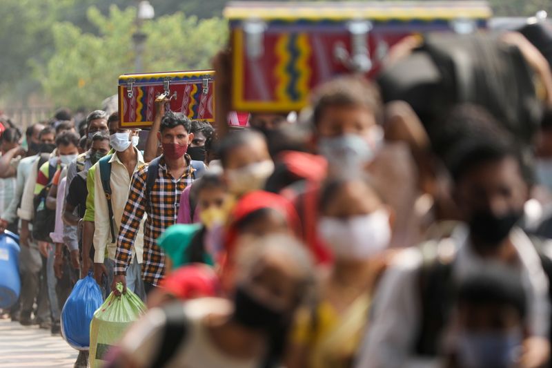 &copy; Reuters. FILE PHOTO: Outbreak of the coronavirus disease (COVID-19) in Mumbai