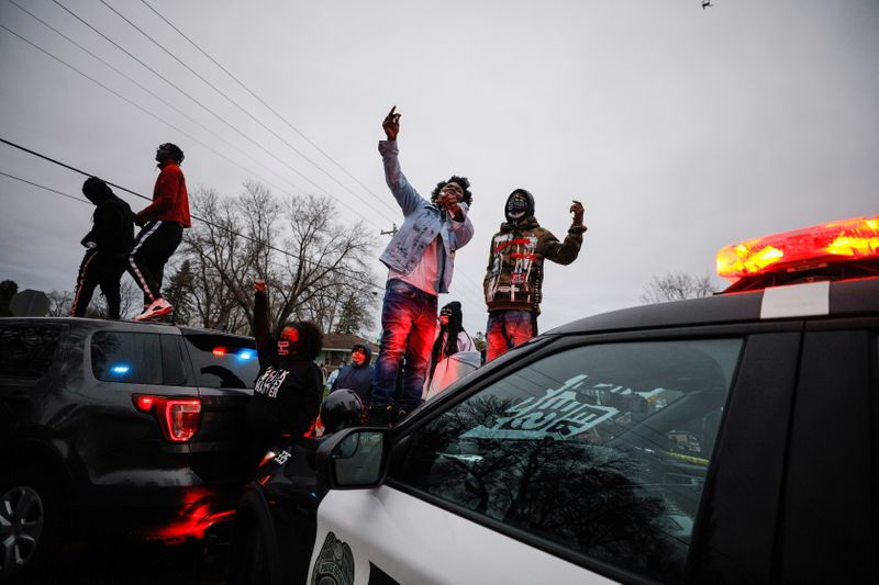 &copy; Reuters. 米ミネソタ州で警察に抗議、黒人の射殺受け　昨年の暴行死現場近く