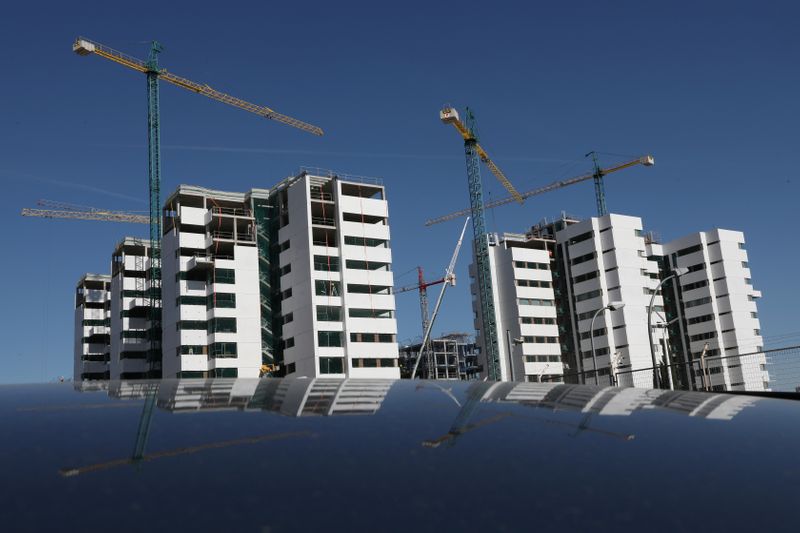 &copy; Reuters. FOTO DE ARCHIVO: Edificios en construcción en Madrid