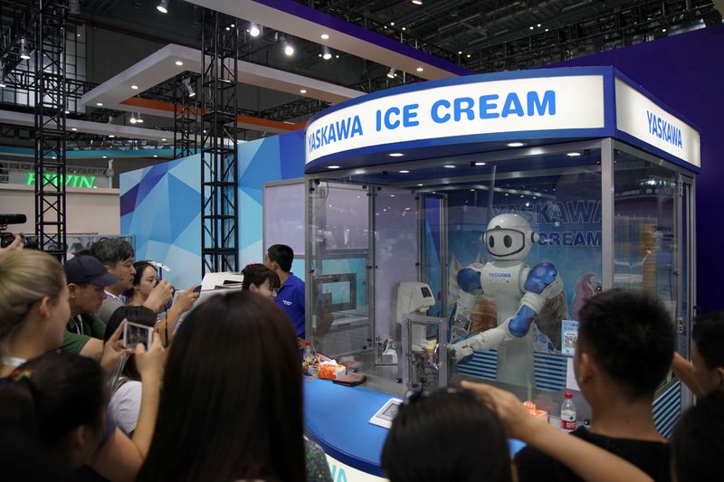 &copy; Reuters. A robot by Yaskawa makes ice cream at 2017 China International Robot Show in Shanghai