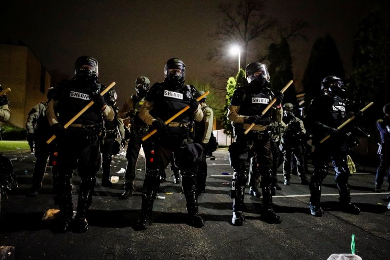 &copy; Reuters. Agentes de policía antidisturbios frente a la comisaría de Brooklyn Center durante una protesta por la presunta muerte a tiros de un joven negro a manos de un agente de polcía en Brooklyn Center