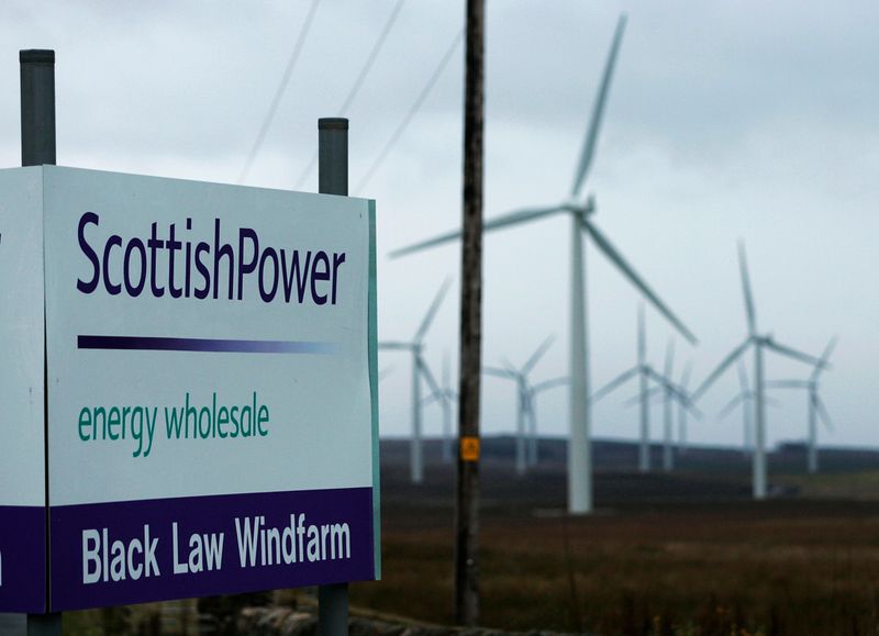 &copy; Reuters. Una vista general muestra la entrada principal del parque eólico Black Law, propiedad de Scottish Power, en Lanarkshire