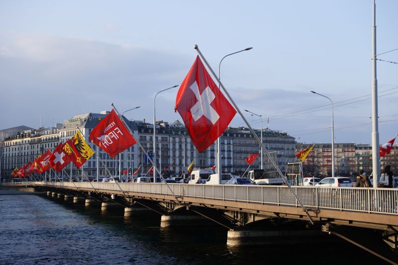 &copy; Reuters. Swiss flag on the Mont-Blanc bridge, in Geneva