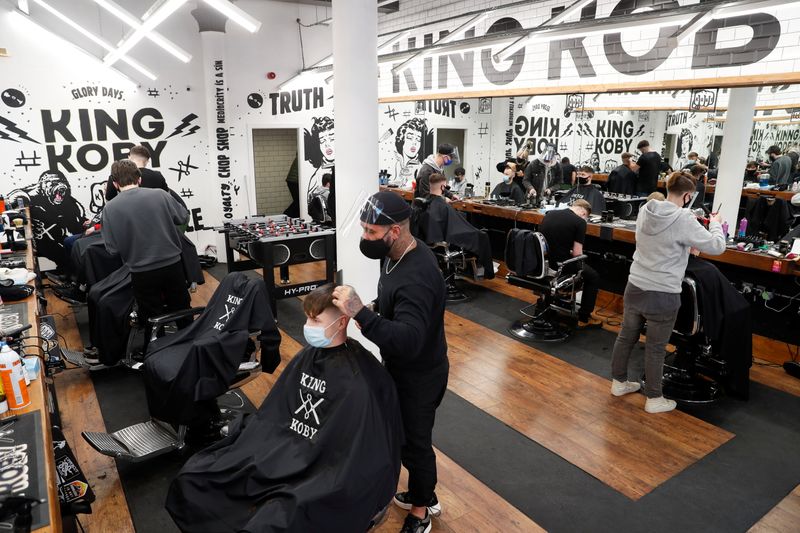 L'Angleterre prise de fièvre acheteuse : cap sur les boutiques, les salons de coiffure et les bars