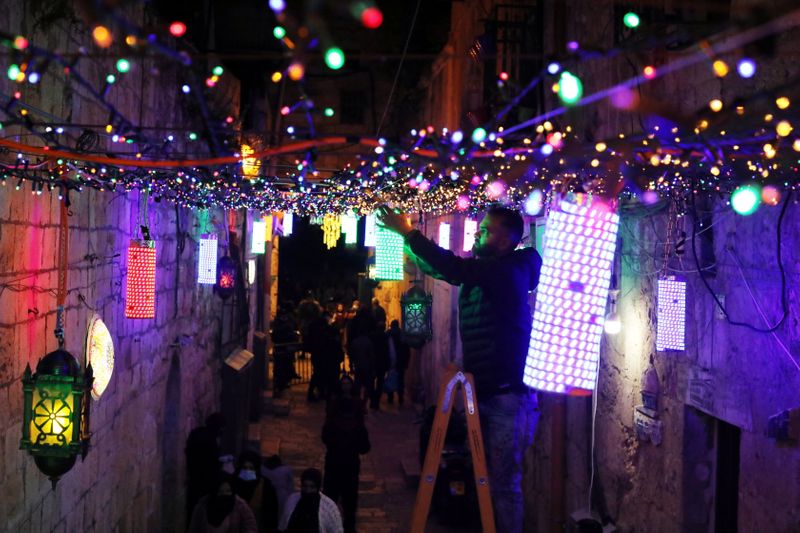 &copy; Reuters. زينة رمضان تملأ شوارع القدس مع استعداد الفلسطينيين لشهر الصوم
