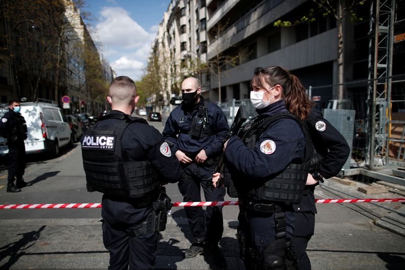 &copy; Reuters. Polizia francese mette in sicurezza l&apos;area intorno all&apos; ospedale Henri Dunant