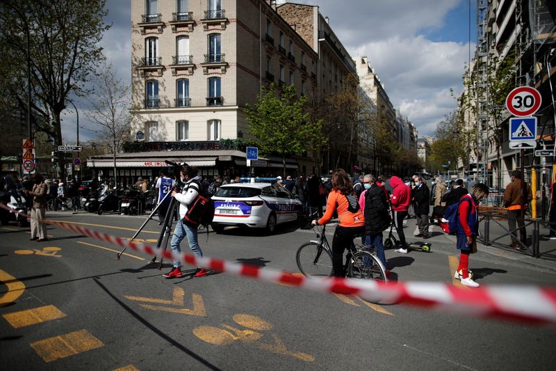 &copy; Reuters. La policía francesa asegura el área después de que una persona murió baleada y otra resultó herida frente al hospital Henry Dunant en París