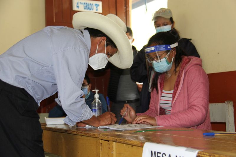 &copy; Reuters. Foto del domingo de Pedro Castillo votando en Cajamarca