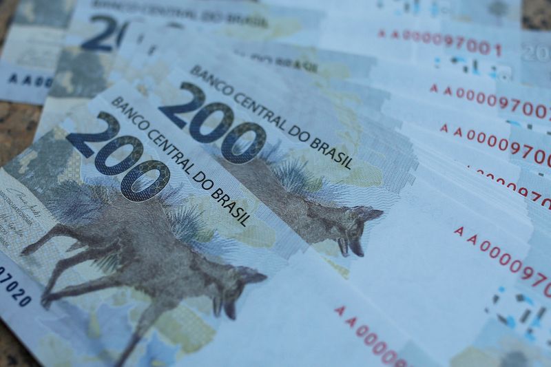 &copy; Reuters. FOTO DE ARCHIVO: Billetes de 200 reales después de que el Banco Central de Brasil emitió el nuevo papel moneda en Brasilia, Brasil.