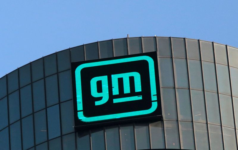 &copy; Reuters. FILE PHOTO: Logo of GM atop the company headquarters