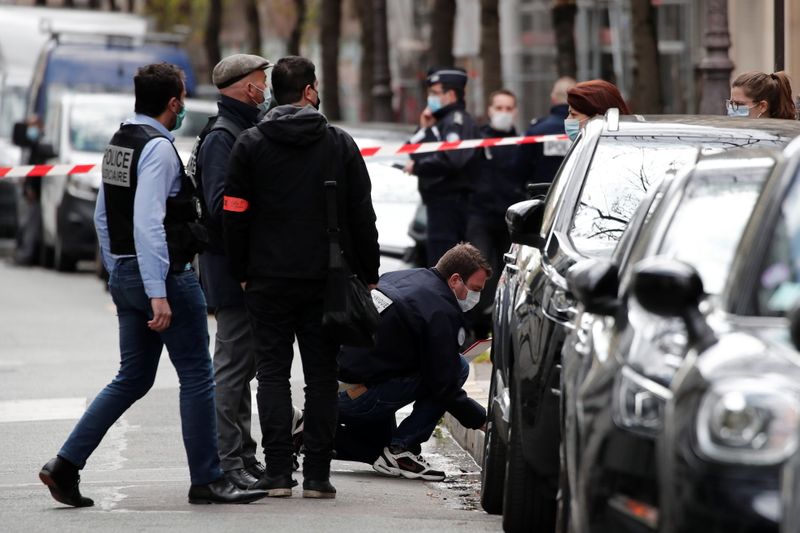 © Reuters. مسلح يقتل رجلا ويصيب امرأة بالرصاص أمام مستشفى في باريس