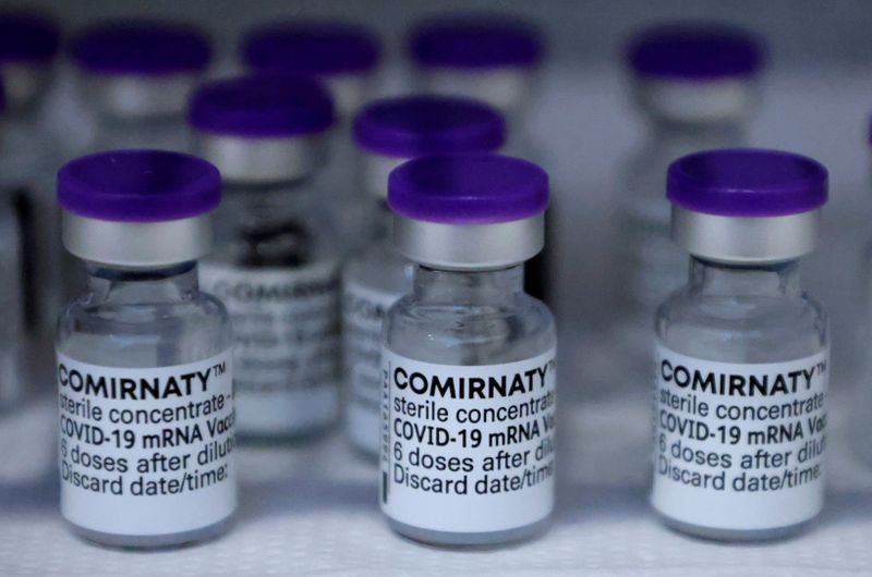 &copy; Reuters. Frascos da vacina Pfizer-BioNTech contra Covid-19 em local de vacinação em Berlim