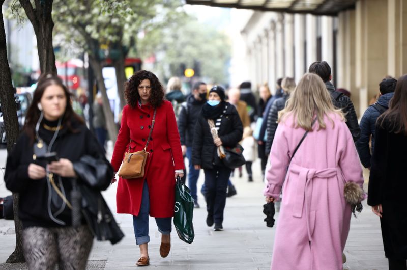&copy; Reuters. Gente camina por una calle luego de la flexibilización de las restricciones por la pandemia de coronavirus, en Londres