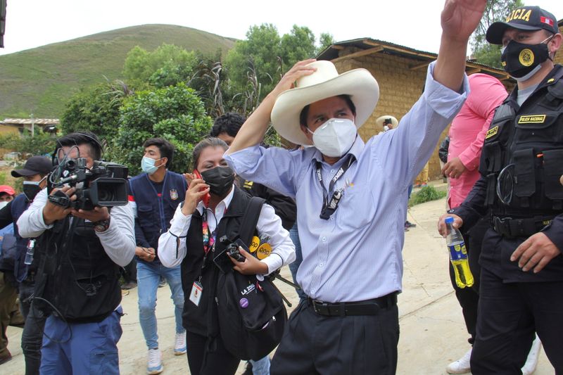 &copy; Reuters. Foto del domingo de Pedro Castillo saludando a la prensa tras votar en Cajamarca