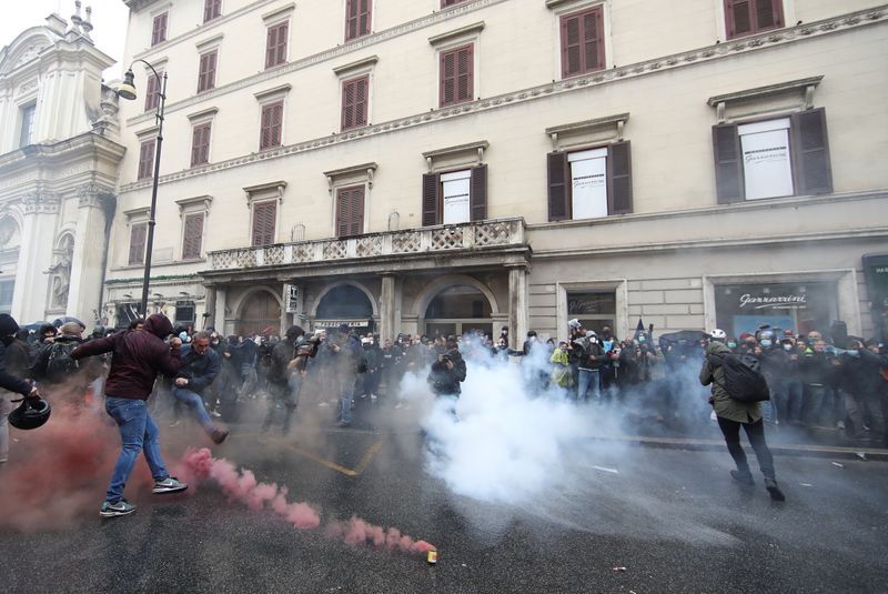 &copy; Reuters. Dimostranti nel centro di Roma