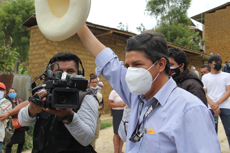 &copy; Reuters. Pedro Castillo del partido Perú Libre saluda a los medios después de emitir su voto, fuera de un colegio electoral en Cajamarca, Perú.