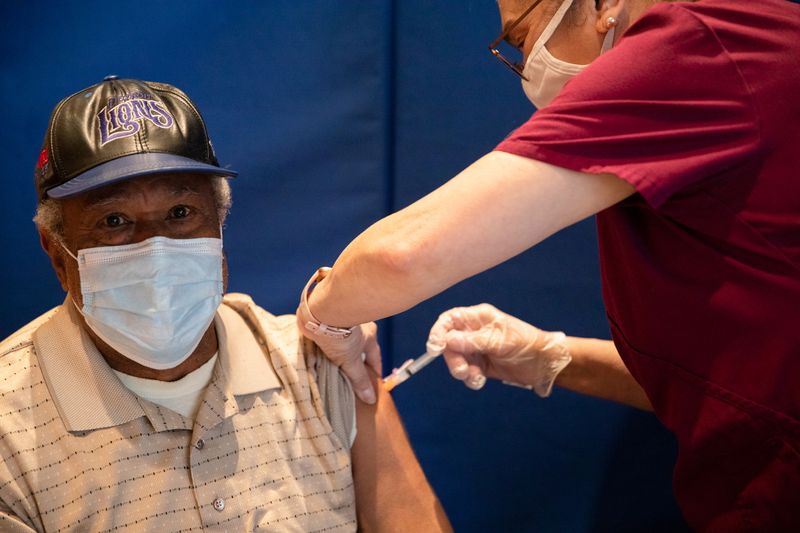 &copy; Reuters. Seniors receive COVID-19 vaccinations in Detroit
