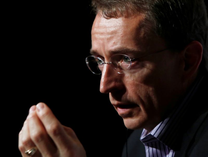 &copy; Reuters. FILE PHOTO: VMware CEO Pat Gelsinger speaks during a news conference in Tokyo
