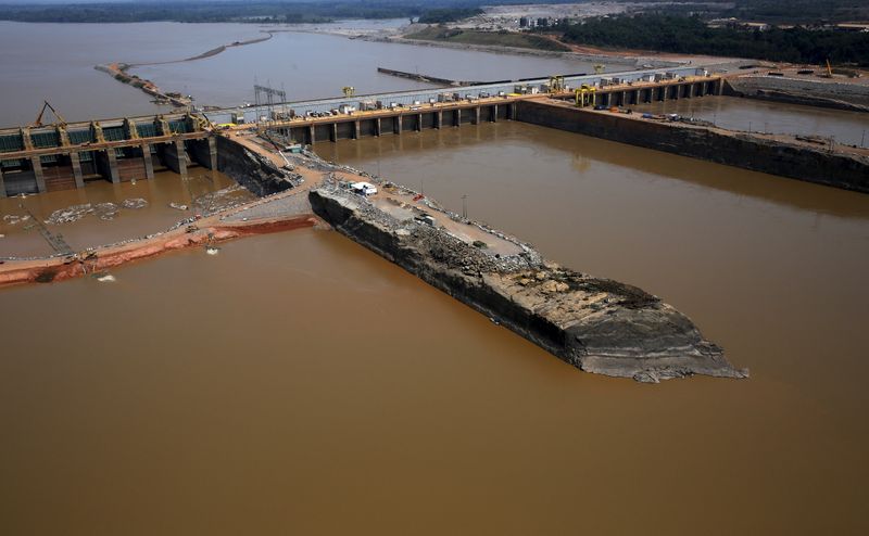 &copy; Reuters. Hidrelétrica de Santo Antônio, no Rio Madeira, em Rondônia, fotografada durante obras de construção