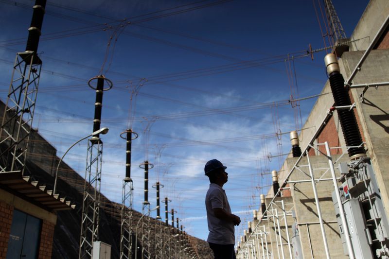 © Reuters. Equipamentos para geração de energia em Itumbiara (GO)