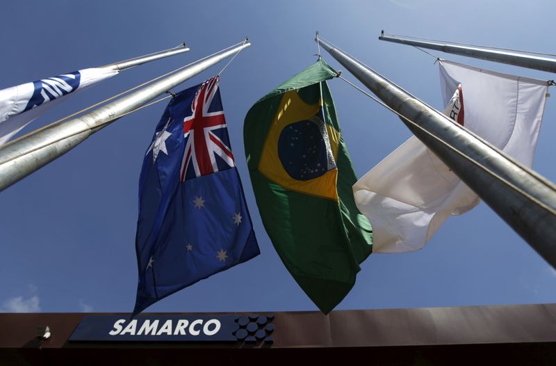 &copy; Reuters. Bandeiras do Brasil e da Austrália em frente à entrada da sede da Samarco, joint venture entre Vale e BHP em Mariana (MG)