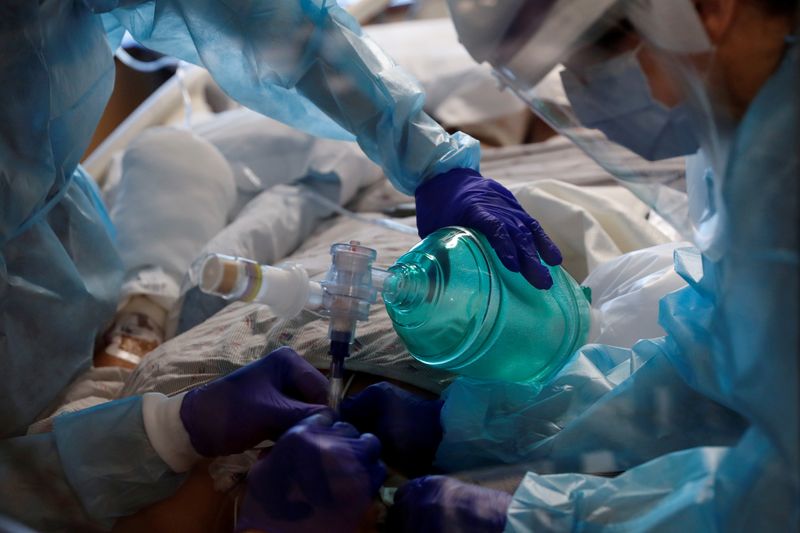 &copy; Reuters. FILE PHOTO: Critical care workers insert an endotracheal tube into a coronavirus disease (COVID-19) positive patient in the intensive care unit (ICU) at Sarasota Memorial Hospital in Sarasota, Florida