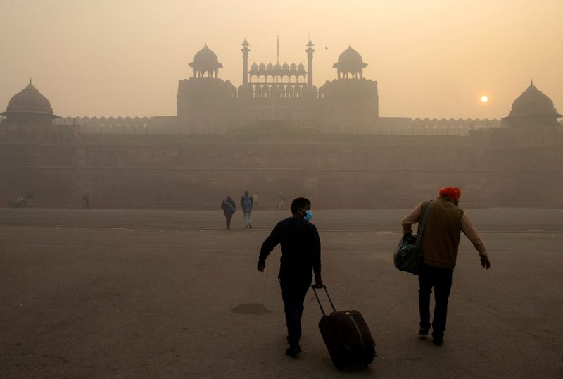 &copy; Reuters. FILE PHOTO: FILE PHOTO: People arrive to visit the Red Fort on a smoggy morning in the old quarters of Delhi, India