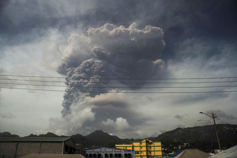 © Reuters. Cinzas e fumaça do vulcão La Soufriere em Kingstown