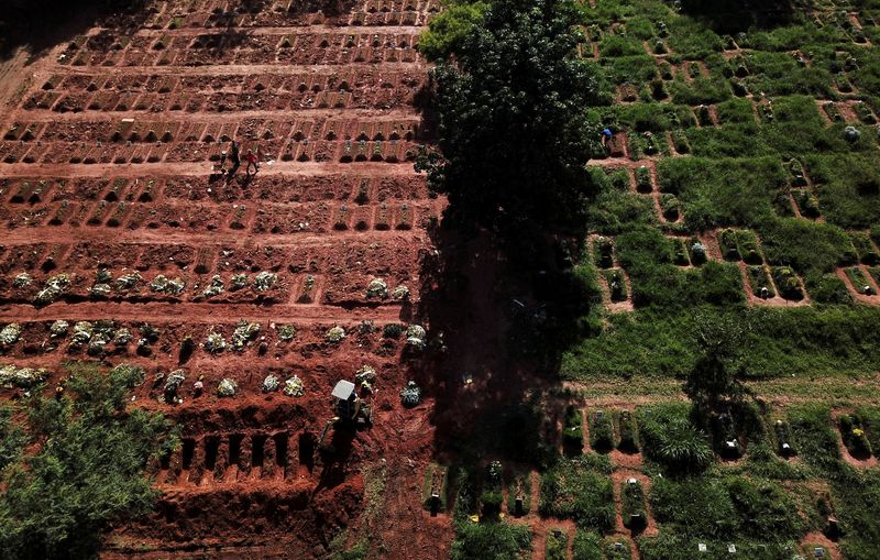 &copy; Reuters. Vista aérea do cemitério da Vila Nova Cachoeirinha, em São Paulo (SP), em meio à pandemia de coronavírus