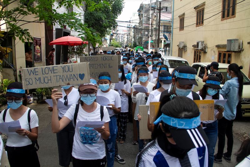 &copy; Reuters. Demonstrators march during a protest against military coup in Yangon