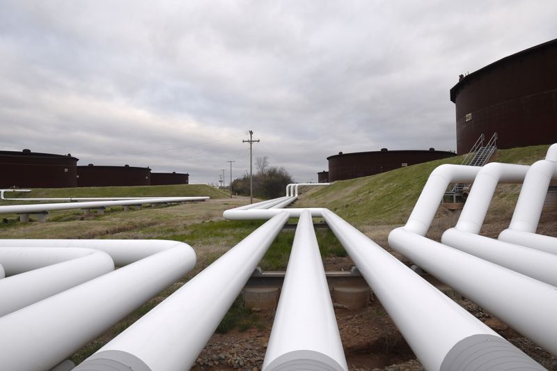 © Reuters. FILE PHOTO: Pipelines run to Enbridge Inc.'s crude oil storage tanks at their tank farm in Cushing