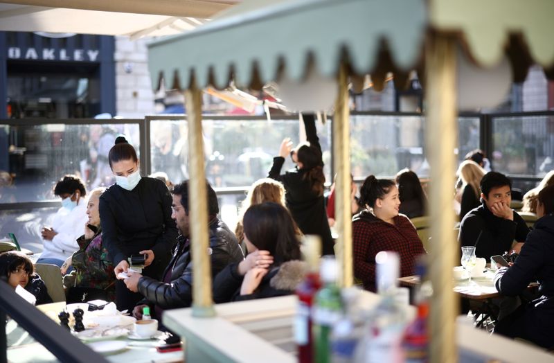 &copy; Reuters. Gente en una zona de restaurante exterior, mientras las restricciones de la enfermedad del coronavirus (COVID-19) disminuyen, en Covent Garden en Londres