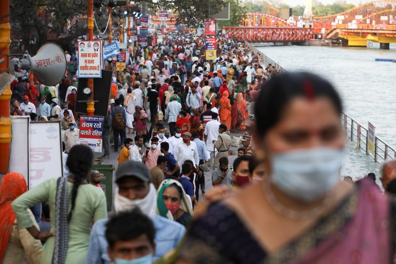 &copy; Reuters. FOTO DE ARCHIVO: Multitud de personas junto al río Ganges durante la festividad del Kumbhamela en Haridwar