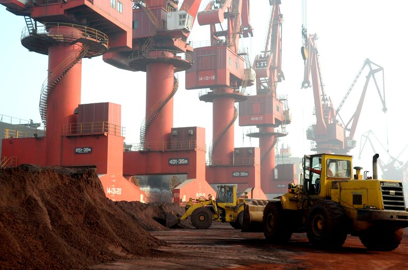 &copy; Reuters. Trabajadores transportan tierra que contiene elementos de tierras raras para su exportación en un puerto de Lianyungang, provincia de Jiangsu