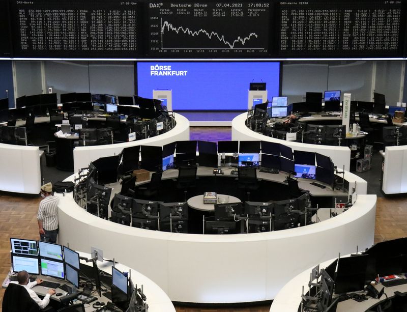 &copy; Reuters. FOTO DE ARCHIVO: El gráfico del índice de valores alemán DAX en el interior de la Bolsa de Fráncfort
