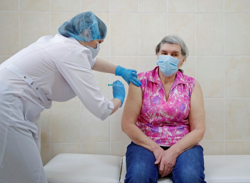 &copy; Reuters. A woman receives a dose of the EpiVacCorona COVID-19 vaccine in Saint Petersburg