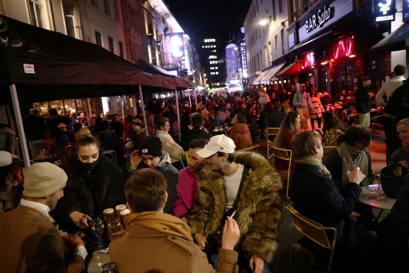 &copy; Reuters. Varias personas disfrutan de la noche en un área de bares del Soho de Londres