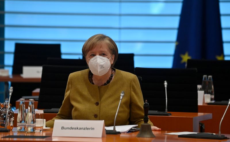 &copy; Reuters. La canciller alemana Angela Merkel en la reunión semanal del Gabinete en la Cancillería en Berlín