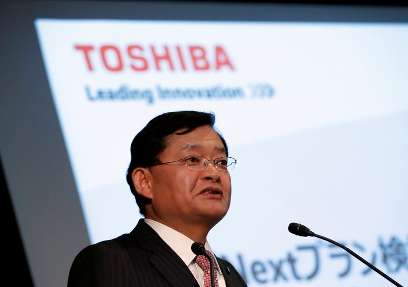 © Reuters. FILE PHOTO: Toshiba Corp's CEO Nobuaki Kurumatani attends a news conference in Tokyo