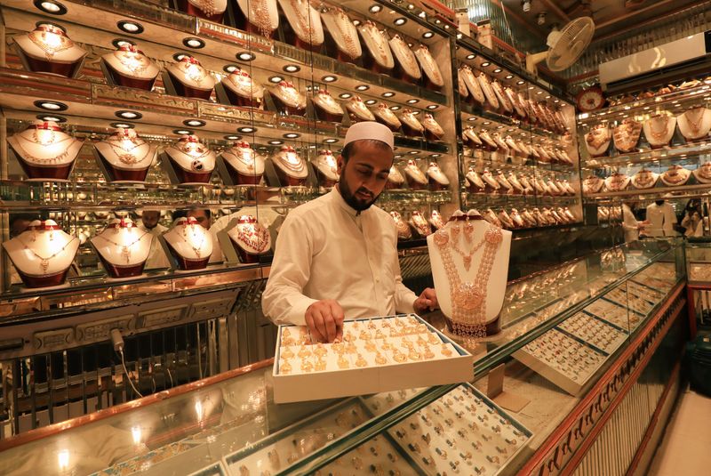 &copy; Reuters. Un vendedor ordena una caja de pendientes de oro en una tienda en Peshawar, Pakistán.