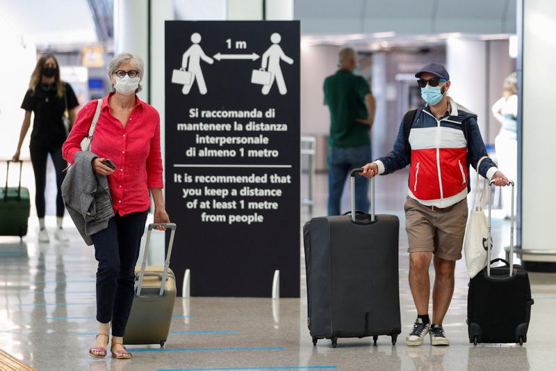 &copy; Reuters. FOTO DE ARCHIVO: Pasajeros caminan en el aeropuerto de Fiumicino en Roma, Italia