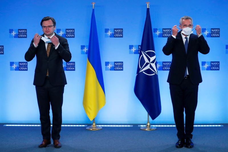 &copy; Reuters. Secretário-geral da Otan, Jens Stoltenberg, se reúne com chanceler da Ucrânia, Dmytro Kuleba, em Bruxelas