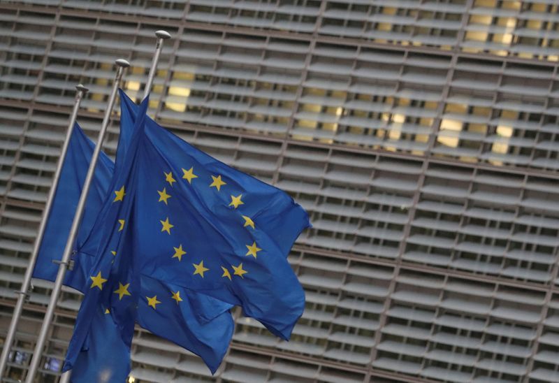 &copy; Reuters. FOTO DE ARCHIVO: Banderas de la Unión Europea frente a la sede de la Comisión Europea, en Bruselas