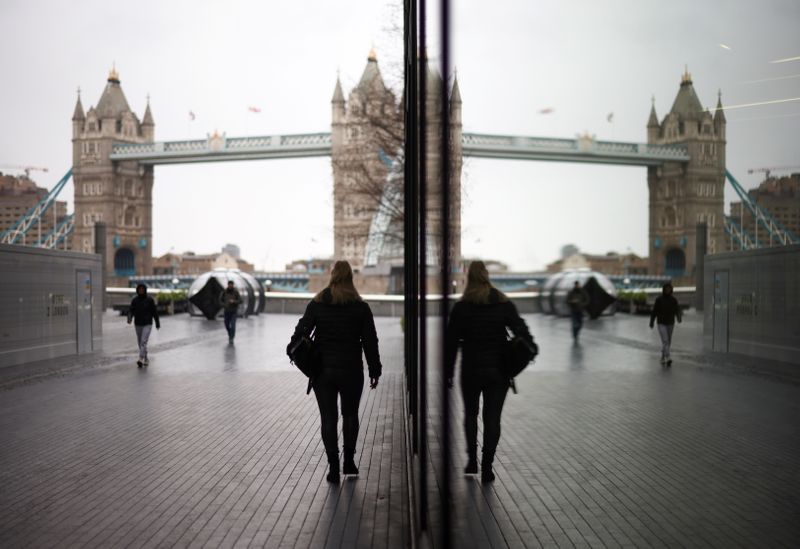 &copy; Reuters. FOTO DE ARCHIVO. Una persona caminando junto al Puente de la Torre se refleja en una ventana, en medio del brote de la enfermedad del coronavirus (COVID-19), en Londres, Reino Unido