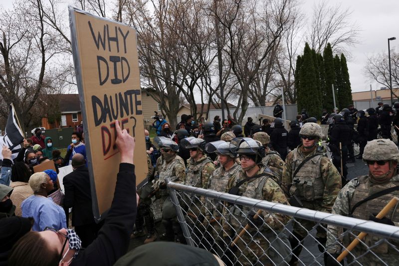 &copy; Reuters. Manifestantes protestam contra morte de motorista negro baleado por uma policial em Brooklyn Center, no Estado norte-americano de Minnesota