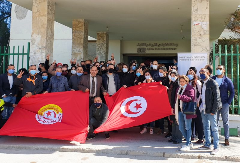 &copy; Reuters. صحفيو وكالة الأنباء الرسمية في تونس يحتجون ويحذرون من المساس باستقلاليتها