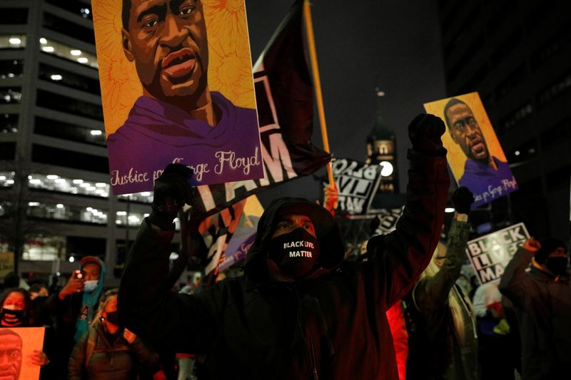 &copy; Reuters. Ativistas carregam cartazes com a imagem de George Floyd em Mineápolis