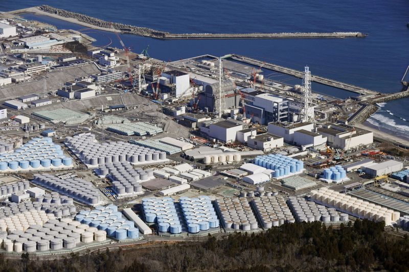 &copy; Reuters. Vista aérea dos tanques de armazenamento de água da usina nuclear de Fukushima, no Japão