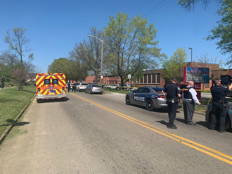 &copy; Reuters. La escena fuera de la escuela secundaria en Knoxville, Tennessee